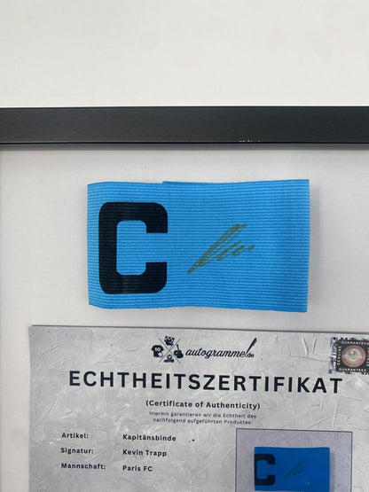 Kapitänsbinde Kevin Trapp signiert im Rahmen Paris FC Autogramm COA
