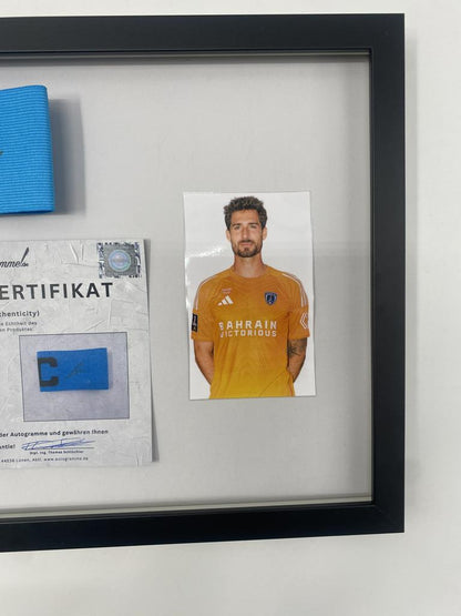 Kapitänsbinde Kevin Trapp signiert im Rahmen Paris FC Autogramm COA