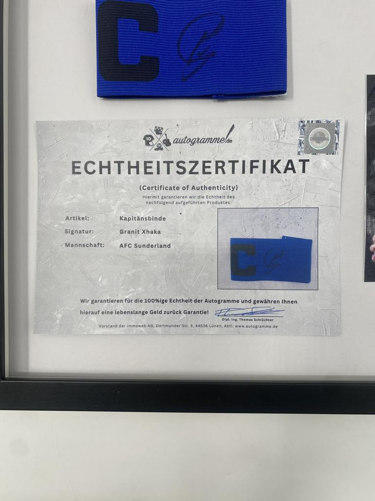 Kapitänsbinde Granit Xhaka signiert im Rahmen AFC Sunderland Autogramm