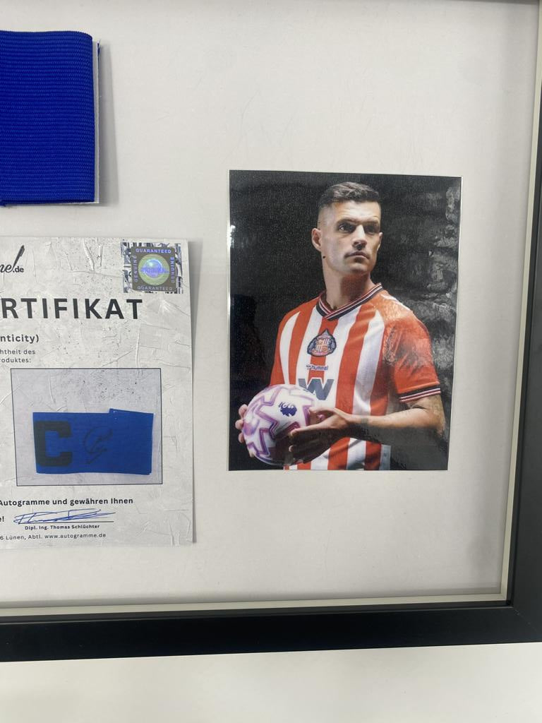 Kapitänsbinde Granit Xhaka signiert im Rahmen AFC Sunderland Autogramm