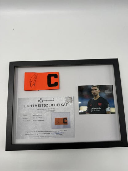 Kapitänsbinde Robert Andrich signiert im Rahmen Bayer 04 Leverkusen Autogramm
