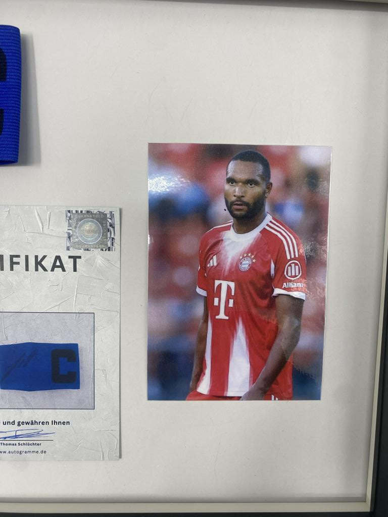 Kapitänsbinde Jonathan Tah signiert im Rahmen Bayern München Fußball Autogramm