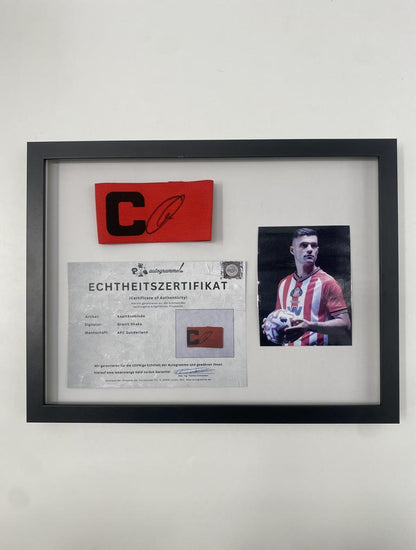 Kapitänsbinde Granit Xhaka signiert im Rahmen AFC Sunderland Fußball Autogramm