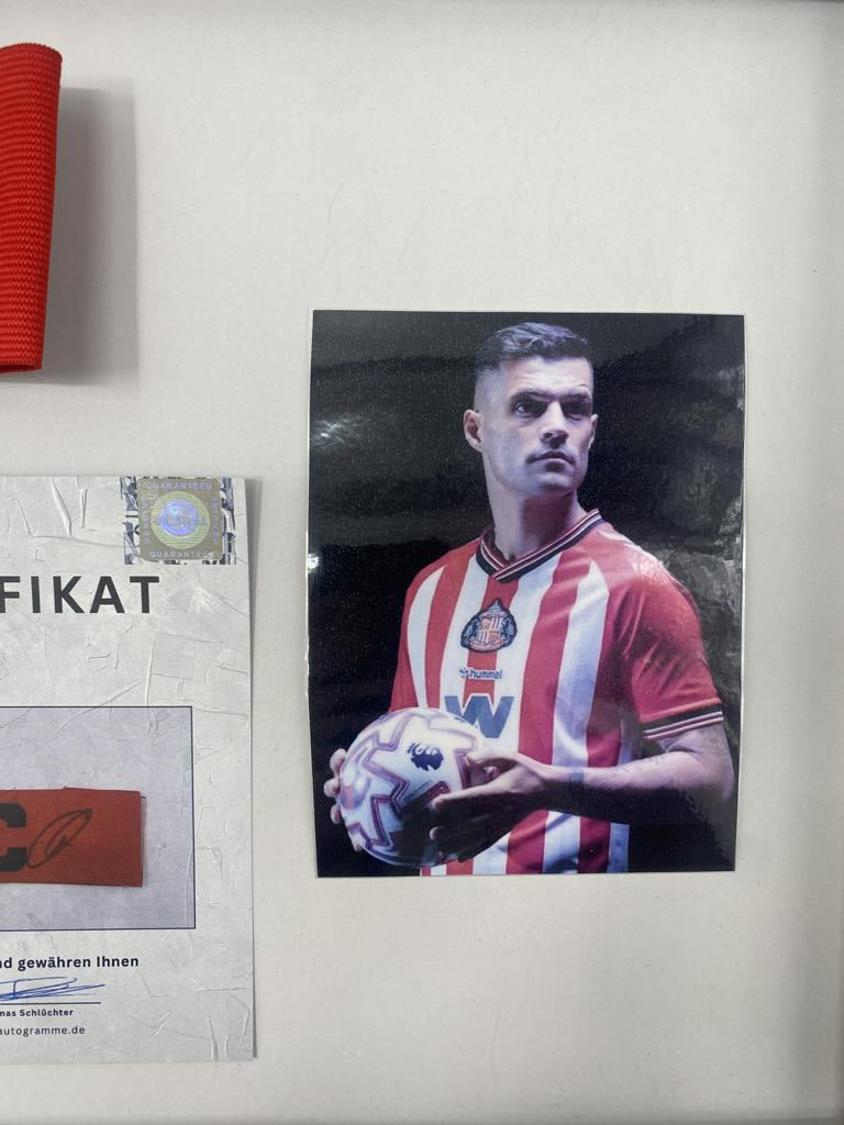 Kapitänsbinde Granit Xhaka signiert im Rahmen AFC Sunderland Fußball Autogramm
