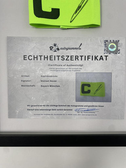 Kapitänsbinde Manuel Neuer signiert im Rahmen Bayern München Fußball Autogramm