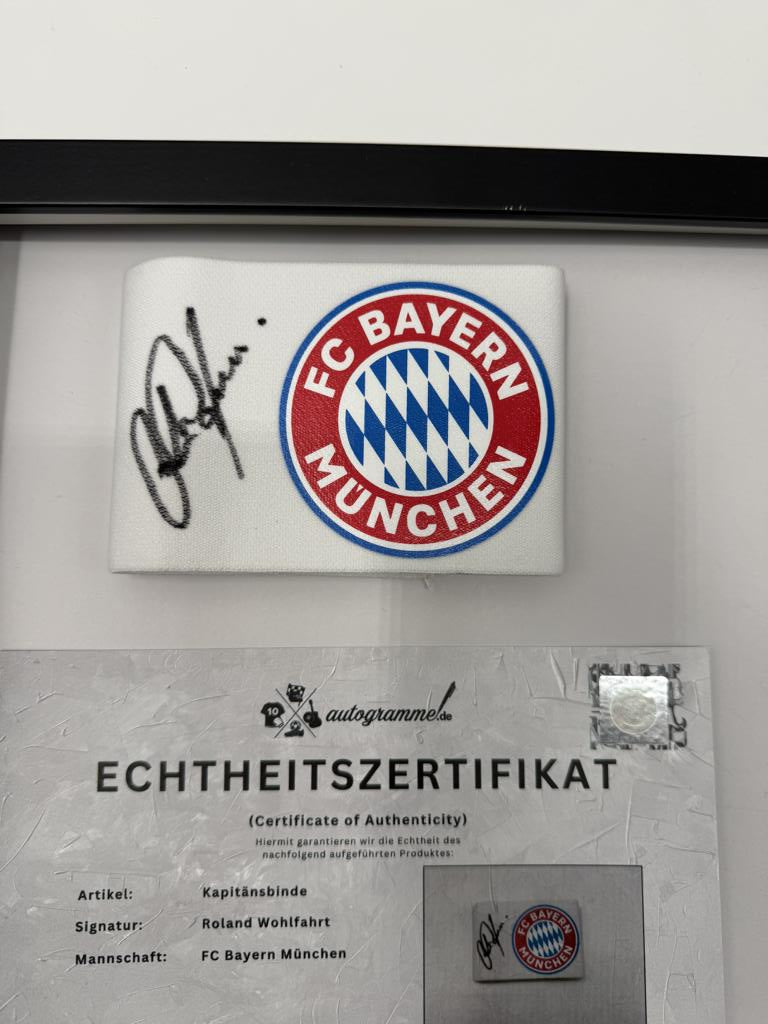 Kapitänsbinde Roland Wohlfahrt signiert im Rahmen Bayern München Fußball Autogramm