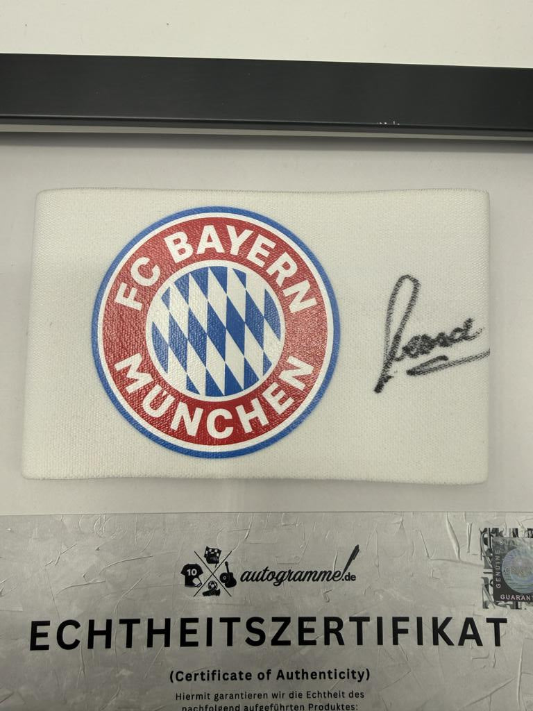 Kapitänsbinde Werner Olk signiert im Rahmen Bayern München Autogramm