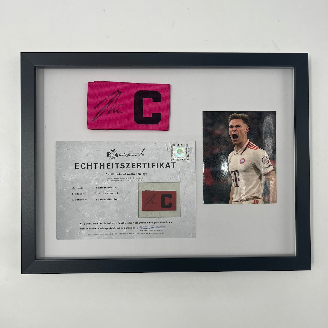 Kapitänsbinde Joshua Kimmich signiert im Rahmen Bayern München