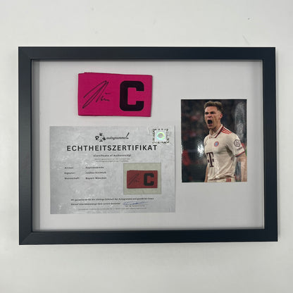 Kapitänsbinde Joshua Kimmich signiert im Rahmen Bayern München