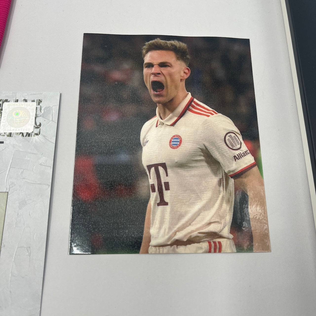 Kapitänsbinde Joshua Kimmich signiert im Rahmen Bayern München