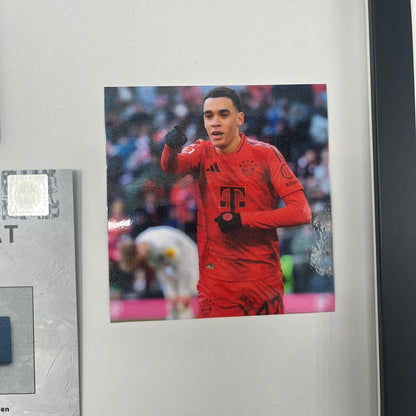 Kapitänsbinde Jamal Musiala signiert im Rahmen Bayern München