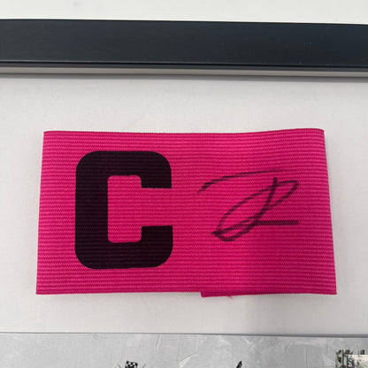 Kapitänsbinde Jamal Musiala signiert im Rahmen Bayern München pink