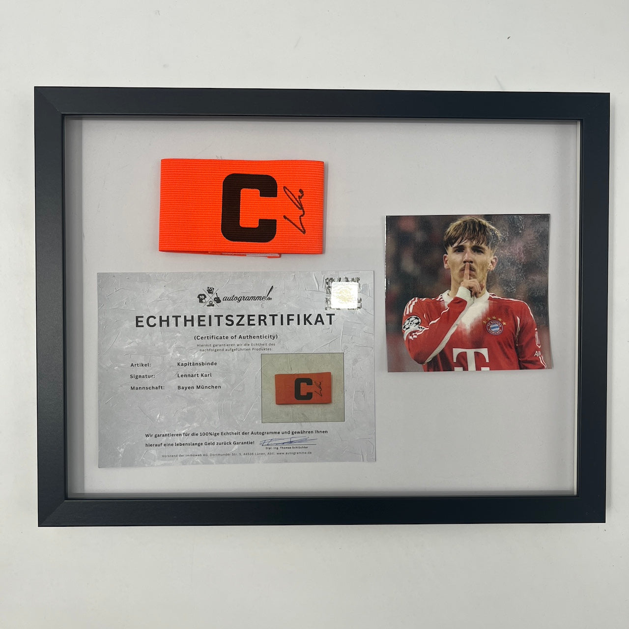 Kapitänsbinde Lennart Karl signiert im Rahmen Bayern München