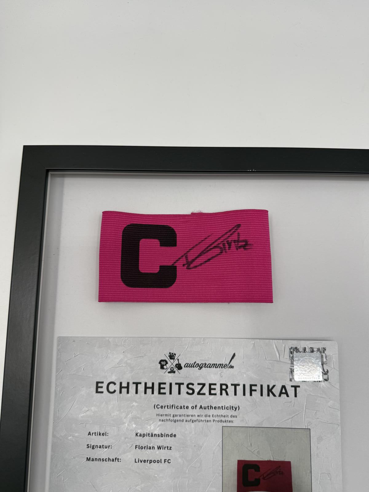Kapitänsbinde Florian Wirtz signiert im Rahmen FC Liverpool Autogramm
