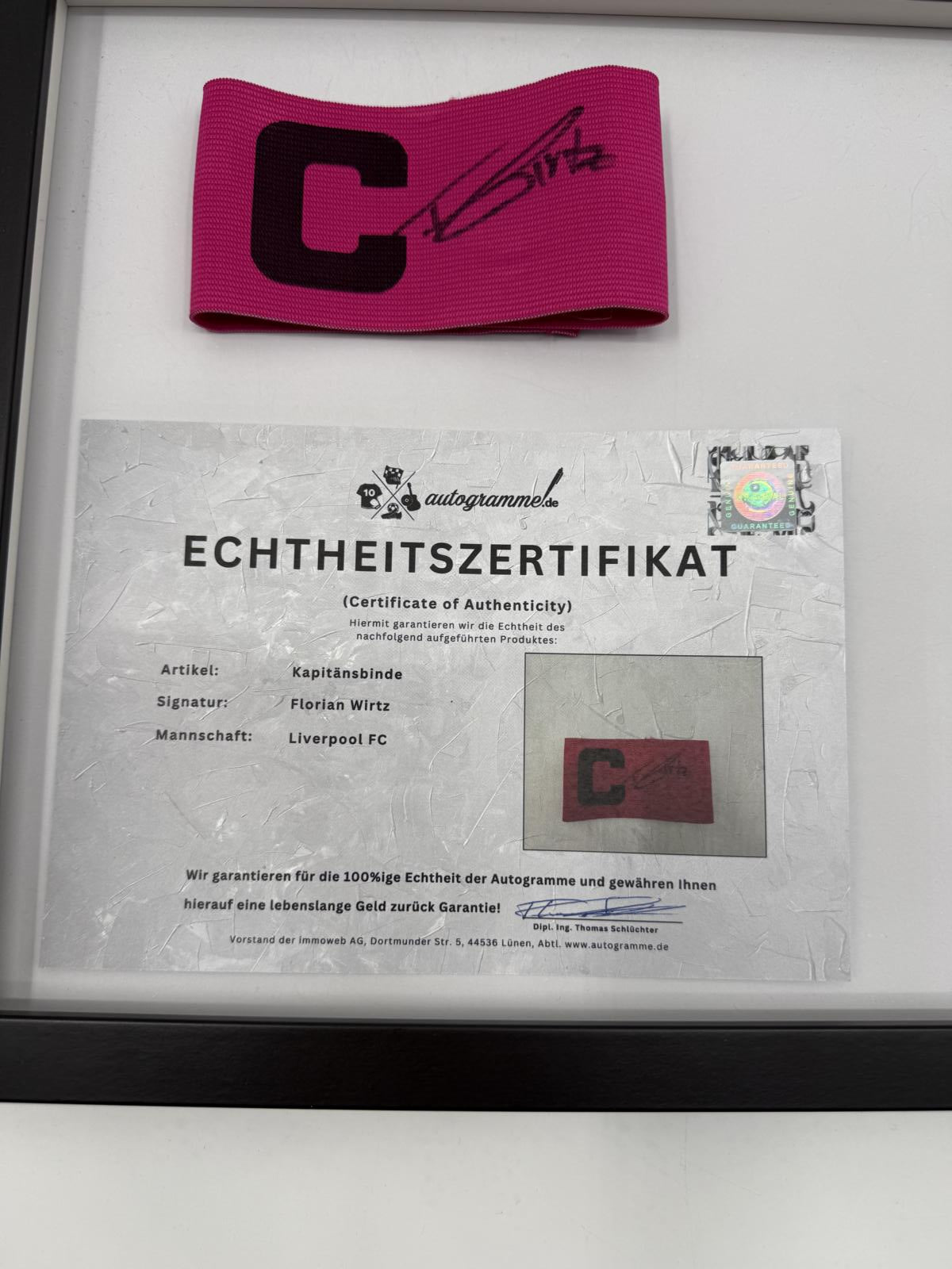 Kapitänsbinde Florian Wirtz signiert im Rahmen FC Liverpool Autogramm