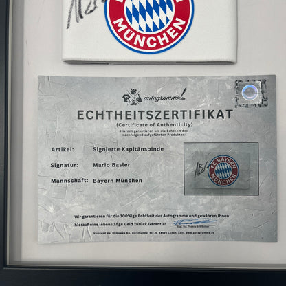 Kapitänsbinde Mario Basler signiert im Rahmen Bayern München