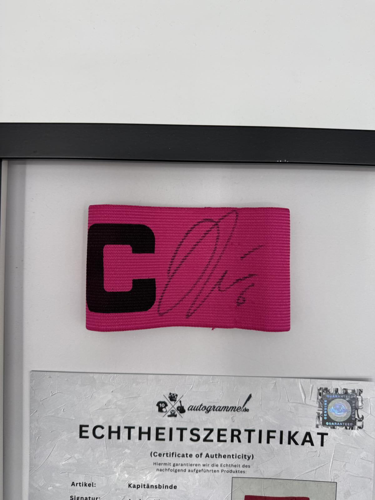 Kapitänsbinde Joshua Kimmich signiert im Rahmen FC Bayern München Autogramm