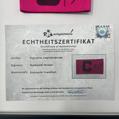 Kapitänsbinde Nathaniel Brown signiert im Rahmen Eintracht Frankfurt pink