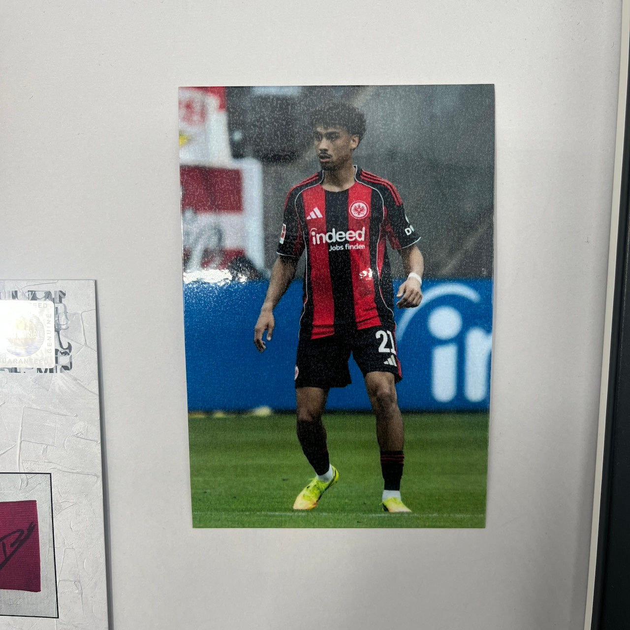 Kapitänsbinde Nathaniel Brown signiert im Rahmen Eintracht Frankfurt pink