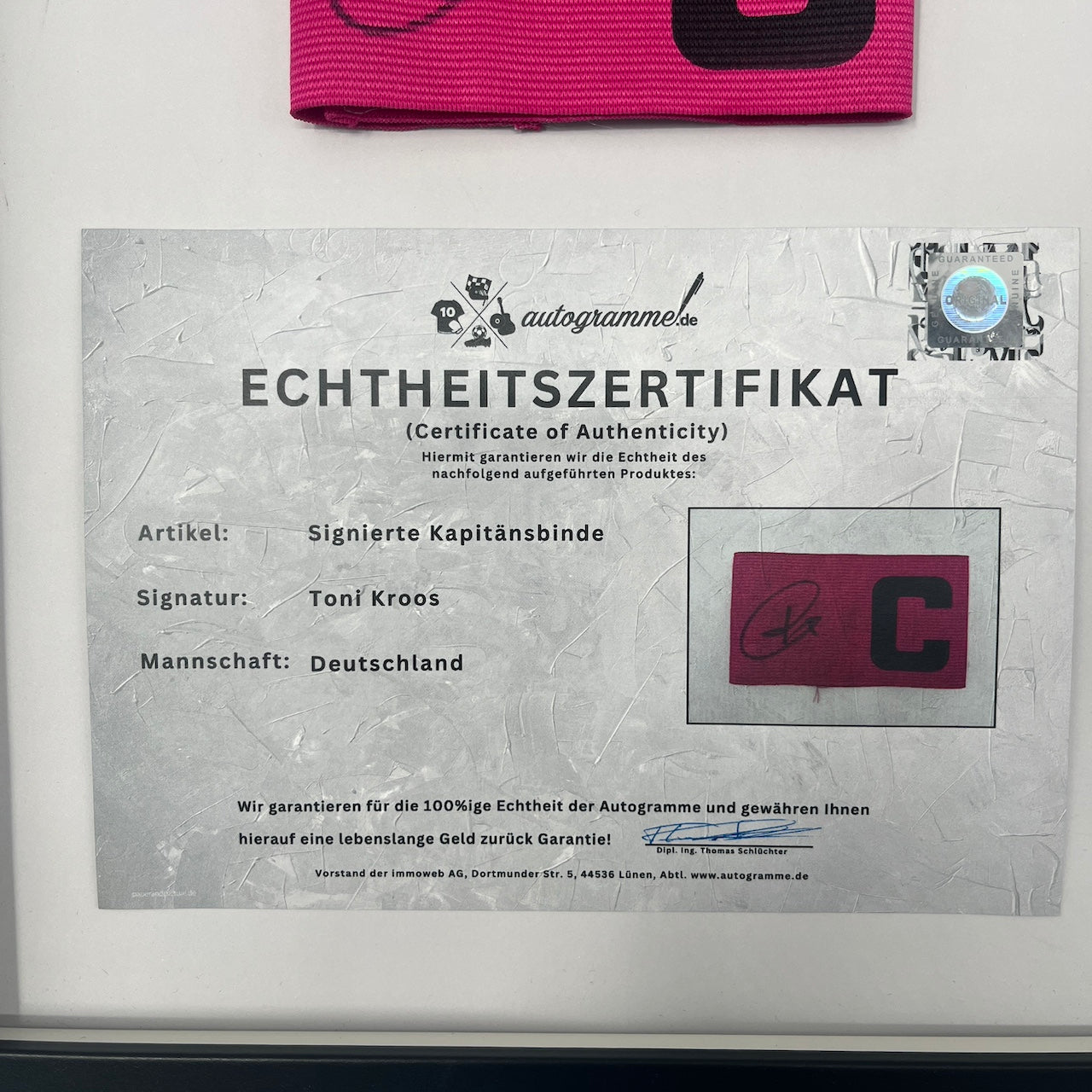 Kapitänsbinde Toni Kroos signiert im Rahmen Deutschland pink
