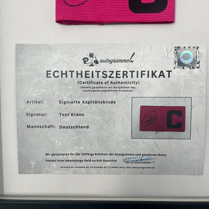Kapitänsbinde Toni Kroos signiert im Rahmen Deutschland pink