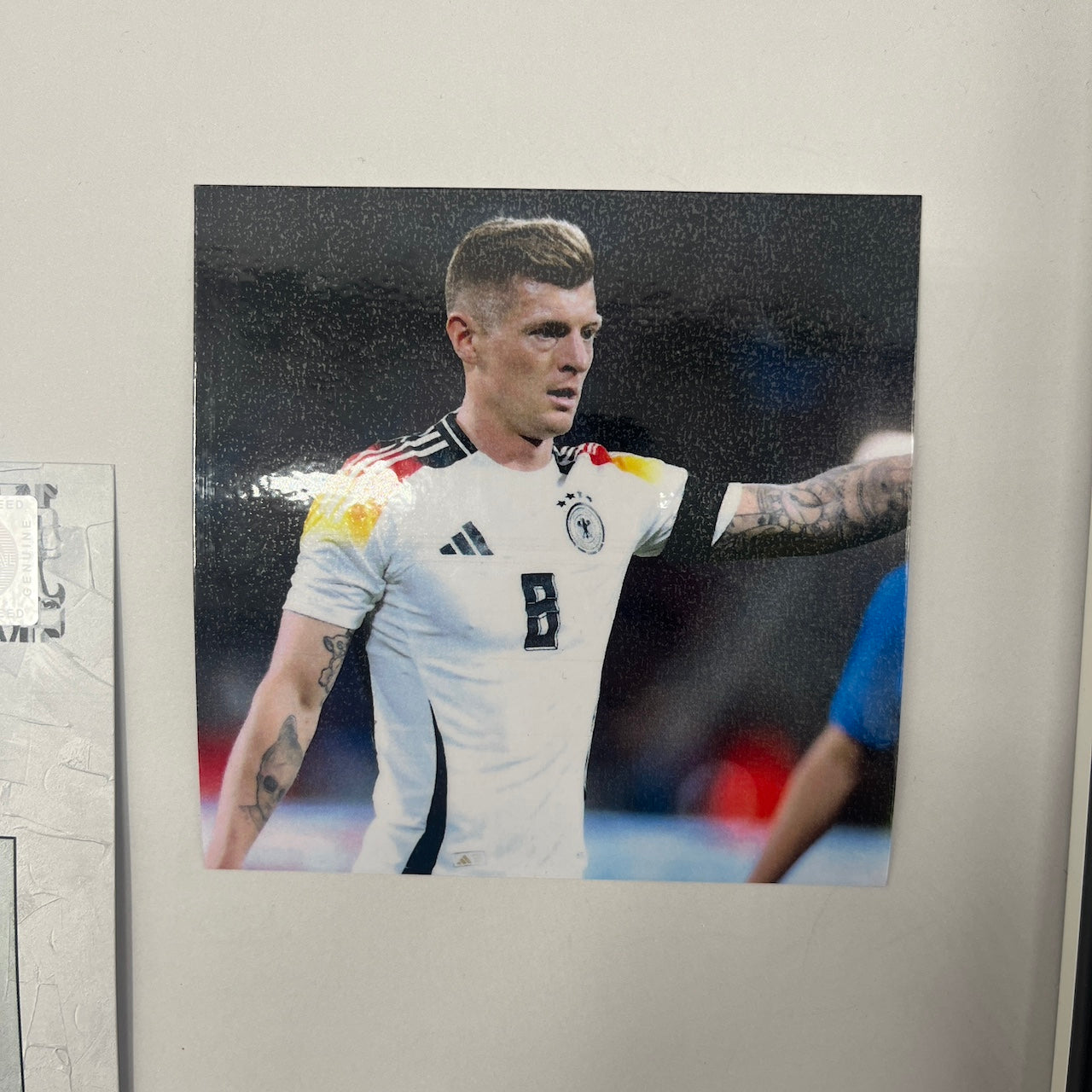 Kapitänsbinde Toni Kroos signiert im Rahmen Deutschland pink