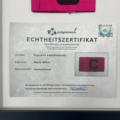 Kapitänsbinde Mario Götze signiert im Rahmen Deutschland pink