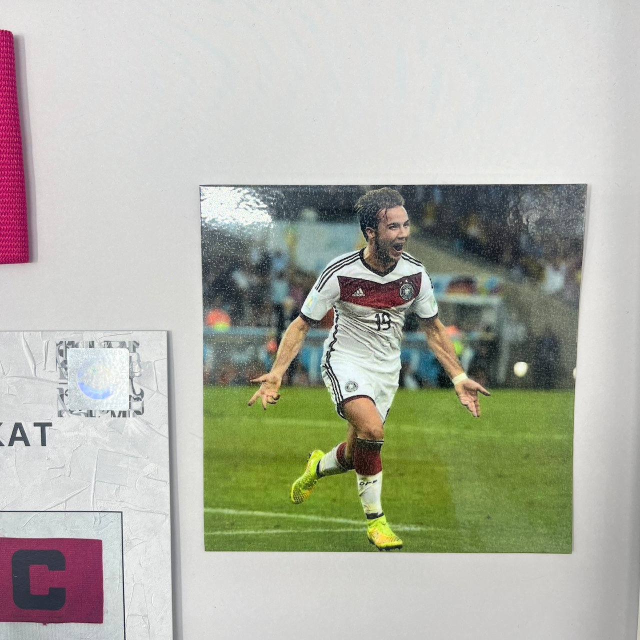 Kapitänsbinde Mario Götze signiert im Rahmen Deutschland pink