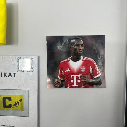 Kapitänsbinde Nicolas Jackson signiert im Rahmen Bayern München