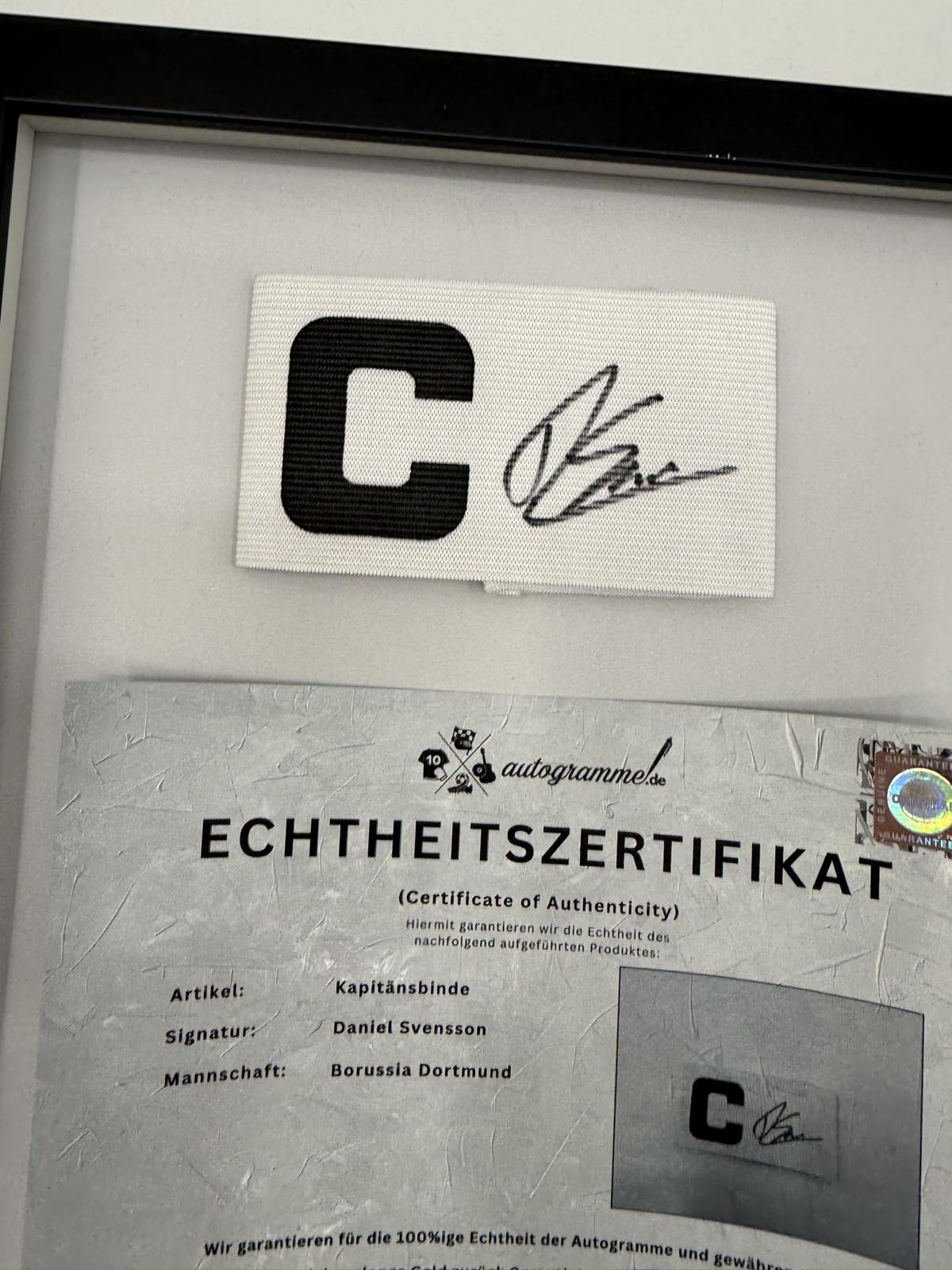 Kapitänsbinde Daniel Svensson signiert im Rahmen Borussia Dortmund COA