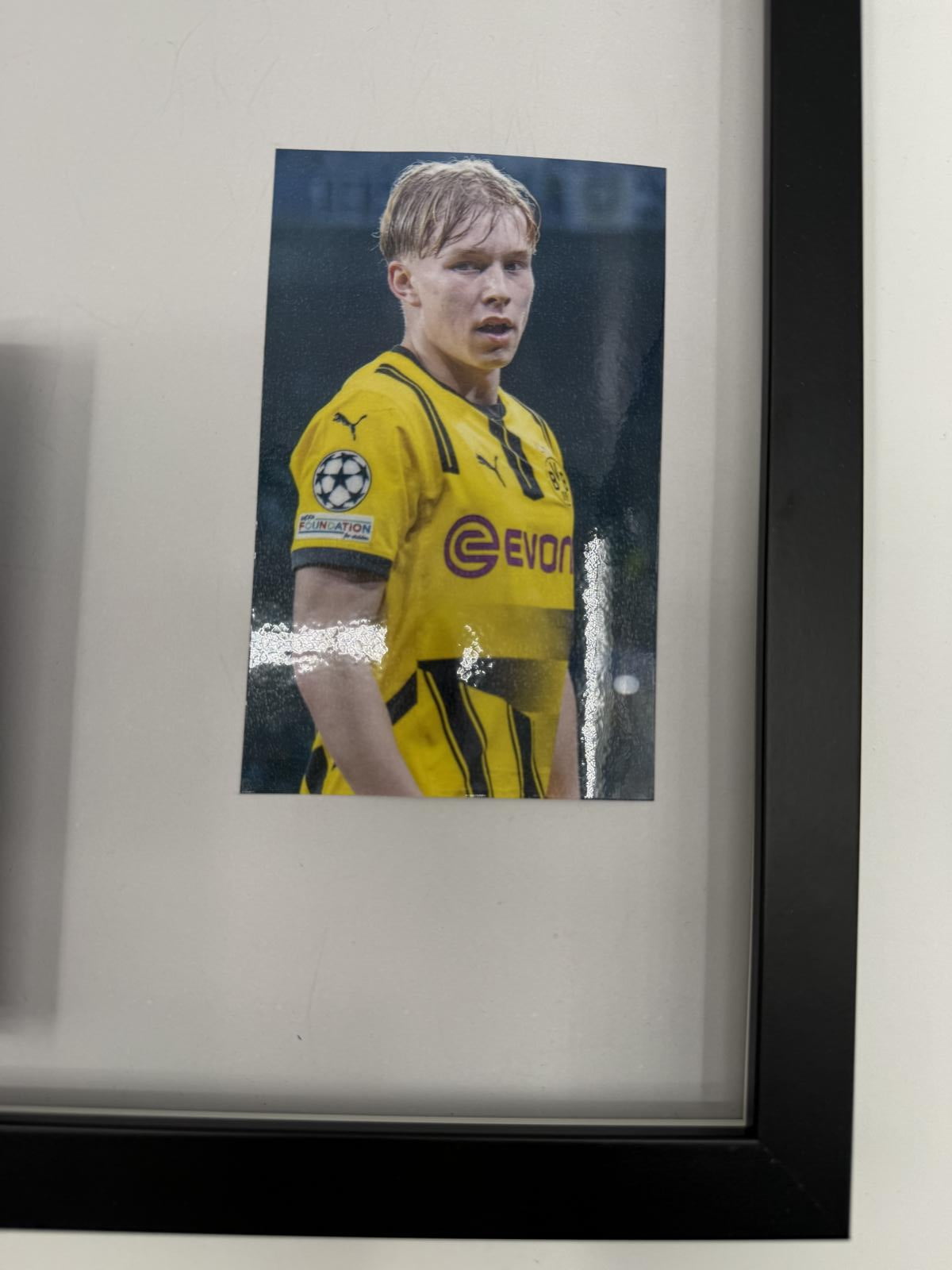 Kapitänsbinde Daniel Svensson signiert im Rahmen Borussia Dortmund COA