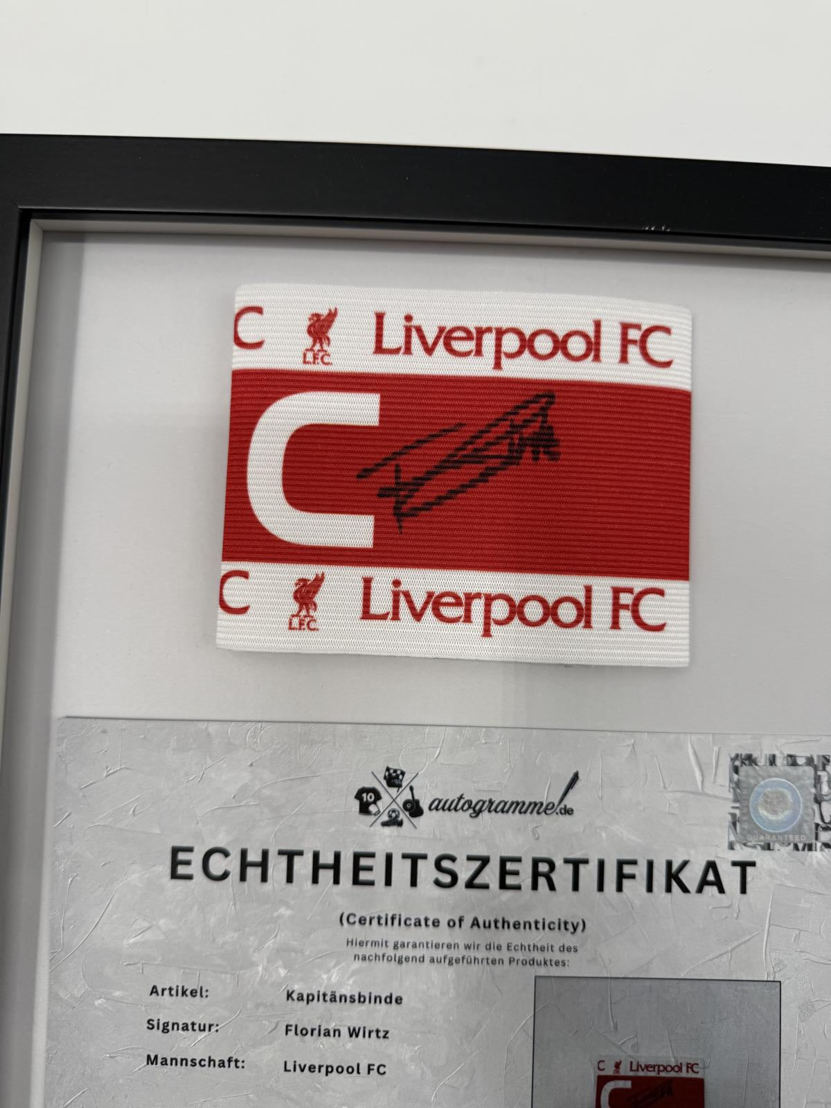 Kapitänsbinde Florian Wirtz signiert im Rahmen FC Liverpool Autogramm