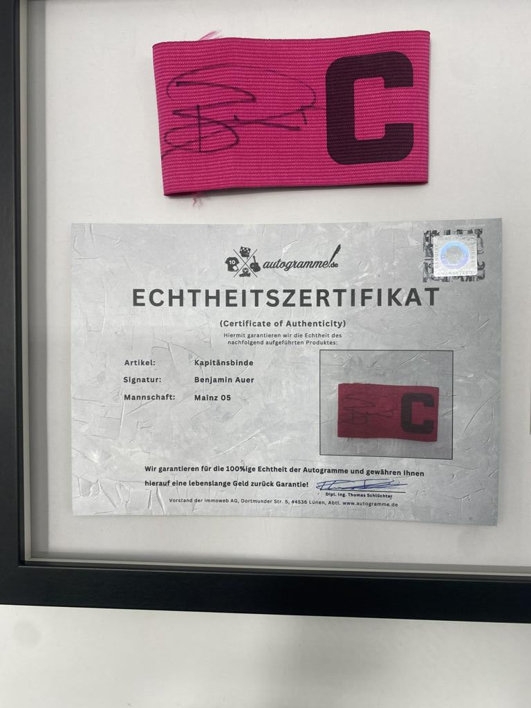 Brazalete de capitán firmado por Benjamin Auer en el marco del FSV Mainz 05 COA