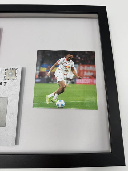 Kapitänsbinde Lois Openda signiert im Rahmen RB Leipzig Autogramm