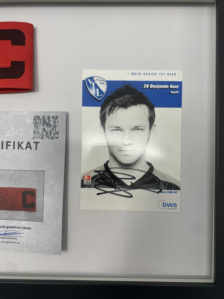 Brazalete de capitán firmado por Benjamin Auer en el marco del certificado de autenticidad del VFL Bochum.