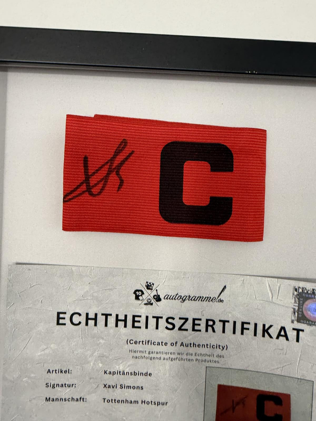 Kapitänsbinde Xavi Simons signiert im Rahmen Tottenham Hotspur