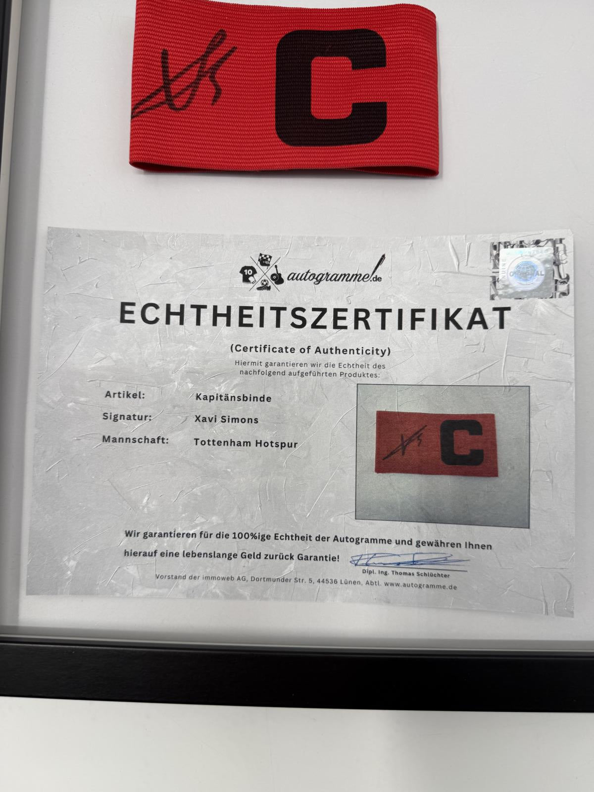 Kapitänsbinde Xavi Simons signiert im Rahmen Tottenham Hotspur