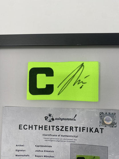 Brazalete de capitán firmado por Joshua Kimmich en un marco con certificado de autenticidad del Bayern de Múnich.