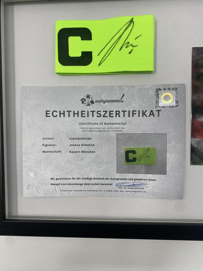 Brazalete de capitán firmado por Joshua Kimmich en un marco con certificado de autenticidad del Bayern de Múnich.