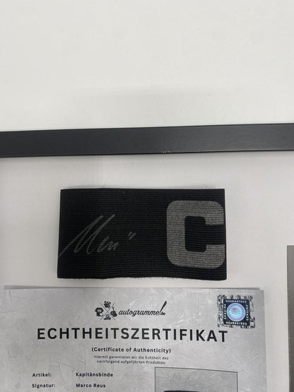 Brazalete de capitán firmado por Marco Reus en un marco con certificado de autenticidad del Borussia Dortmund.