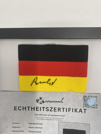 Brazalete de capitán firmado por Rainer Bonhof, enmarcado y con certificado de autenticidad de Alemania.