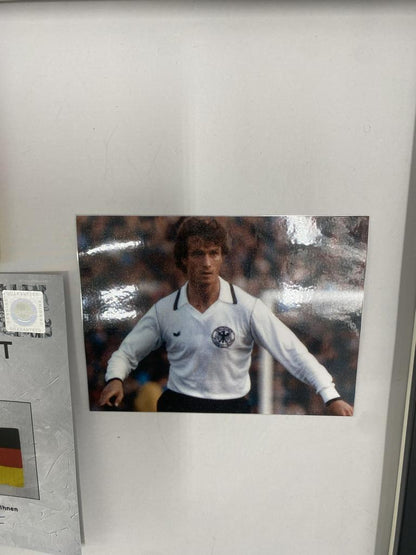 Brazalete de capitán firmado por Rainer Bonhof, enmarcado y con certificado de autenticidad de Alemania.