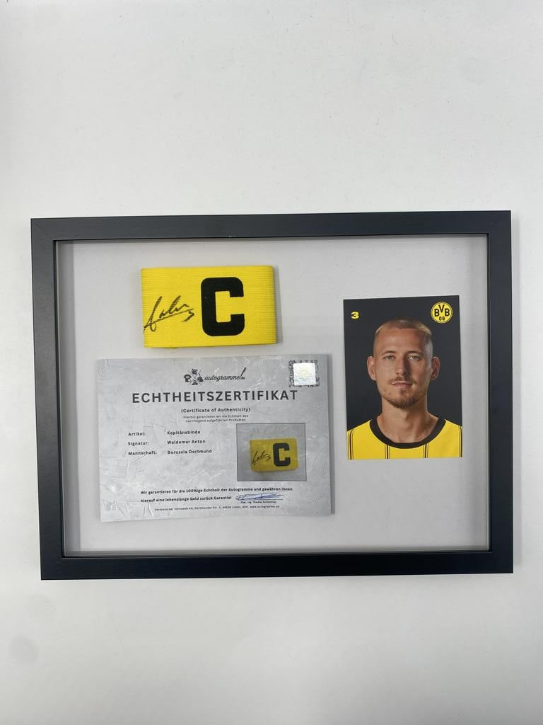 Brazalete de capitán firmado por Waldemar Anton en un nuevo certificado de autenticidad (COA) del Borussia Dortmund.