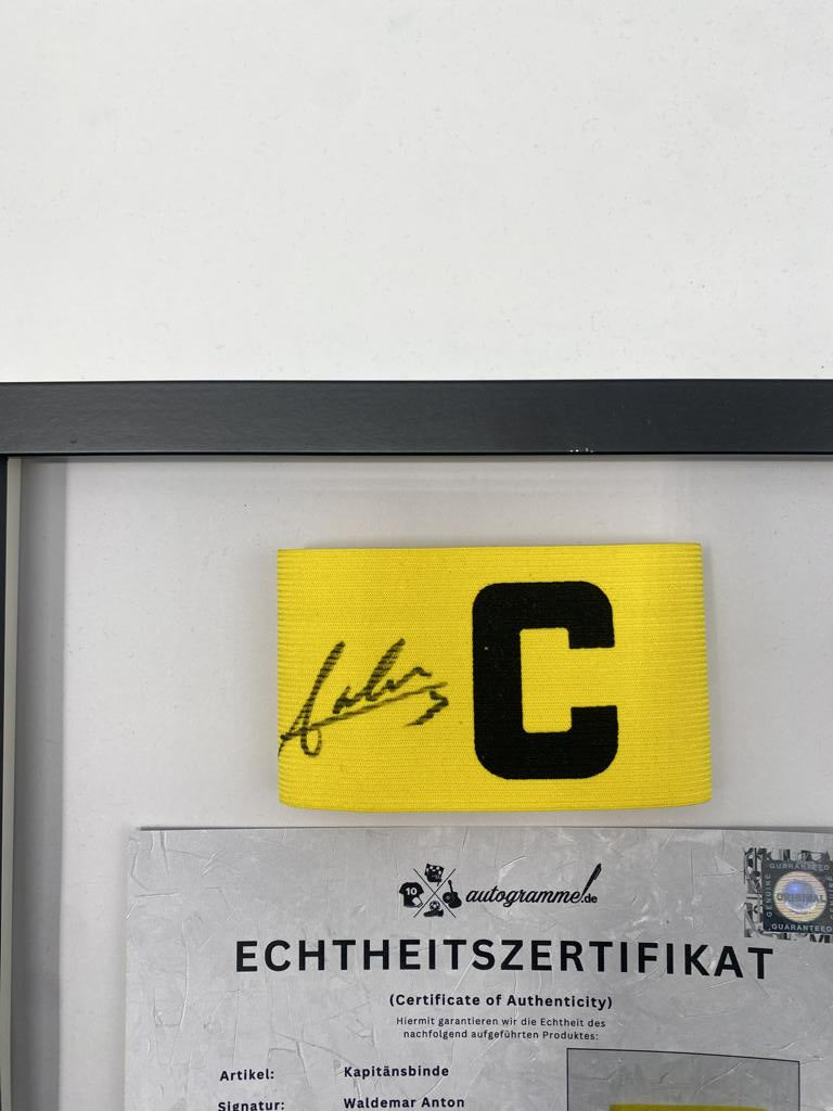 Brazalete de capitán firmado por Waldemar Anton en un nuevo certificado de autenticidad (COA) del Borussia Dortmund.
