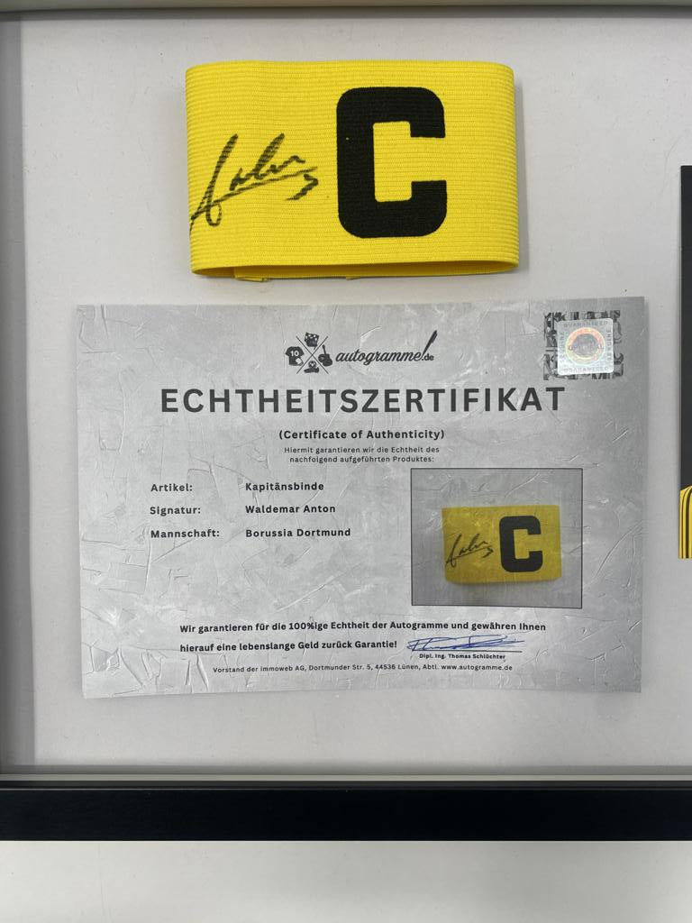 Brazalete de capitán firmado por Waldemar Anton en un nuevo certificado de autenticidad (COA) del Borussia Dortmund.