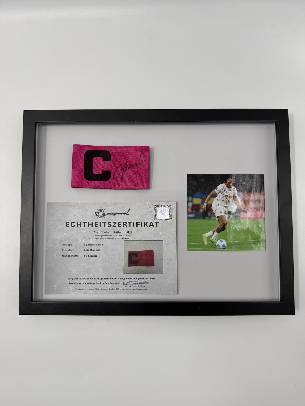 Kapitänsbinde Lois Openda signiert im Rahmen RB Leipzig Autogramm