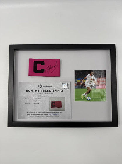 Kapitänsbinde Lois Openda signiert im Rahmen RB Leipzig Autogramm