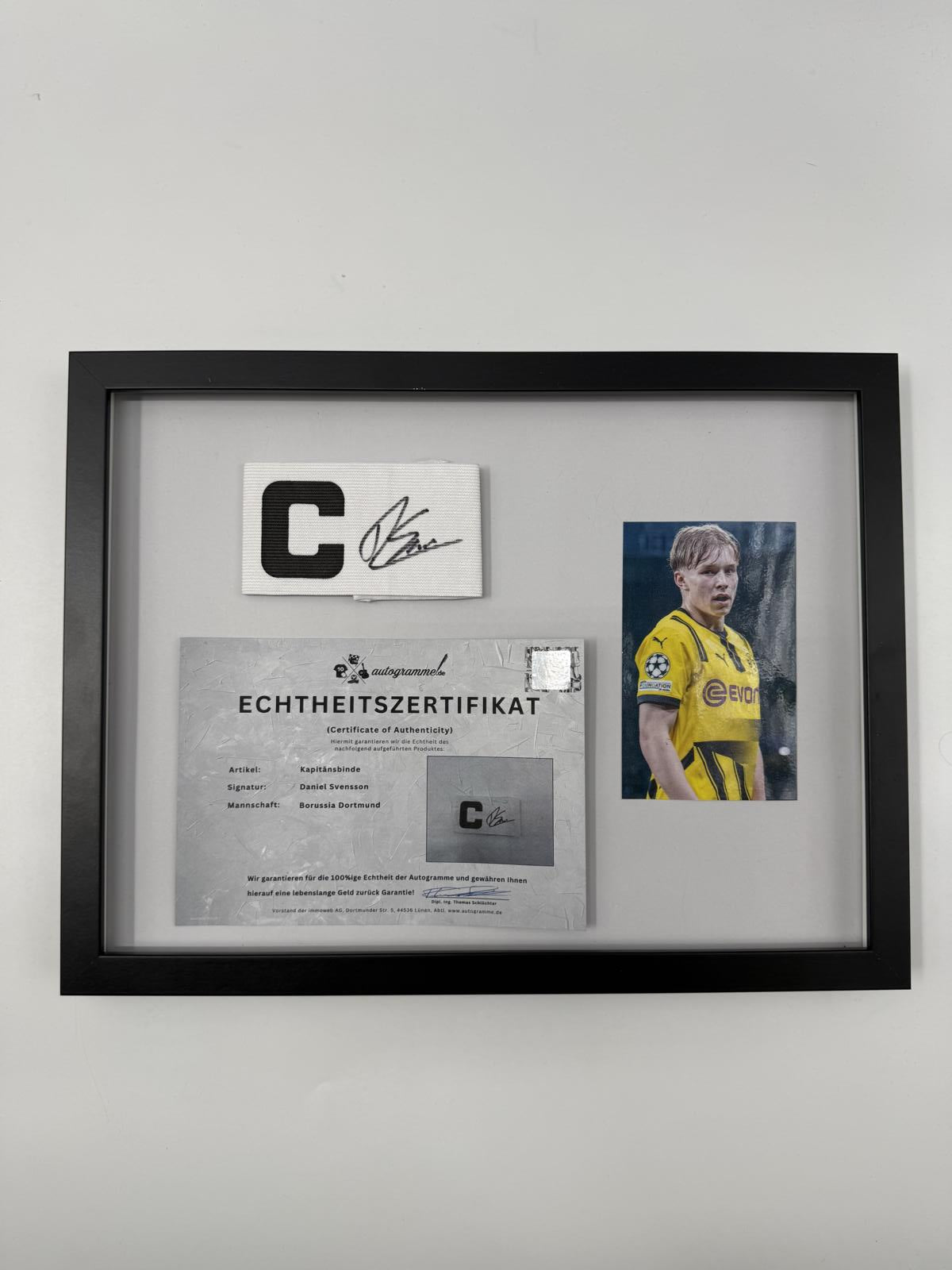 Kapitänsbinde Daniel Svensson signiert im Rahmen Borussia Dortmund COA