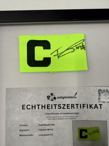 Kapitänsbinde Florian Wirtz signiert im Rahmen FC Liverpool Autogramm