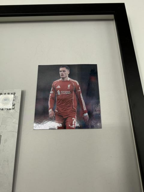 Kapitänsbinde Florian Wirtz signiert im Rahmen FC Liverpool Autogramm